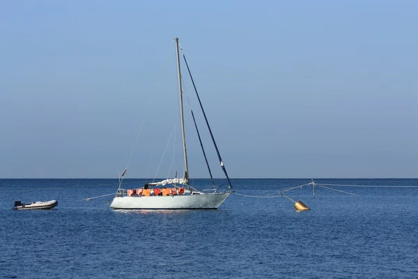 Barco pequeño en el mar —  Fotos de Stock