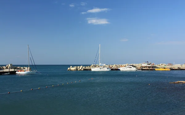 Jacht pier in de zomer — Stockfoto