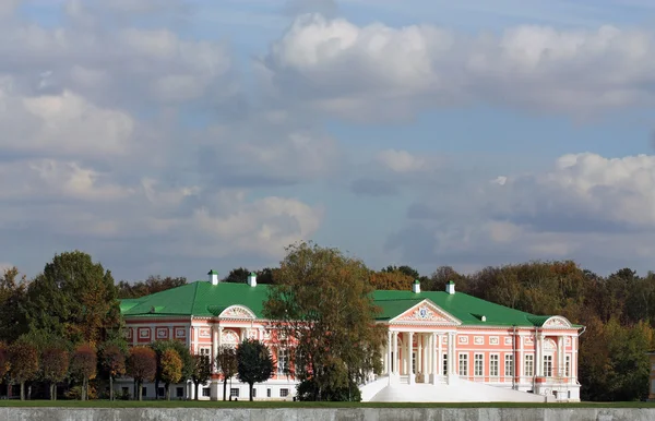 Kuskovo estate. Visa ducal Palace från stora dammen — Stockfoto