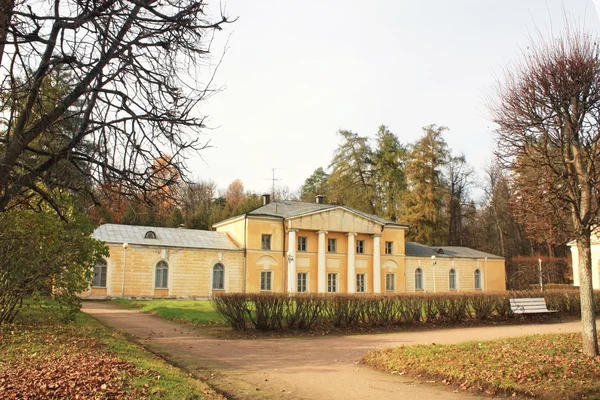 Old-time paleis in de avond — Stockfoto