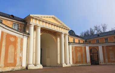 Klasik fronton sütun ve kemer