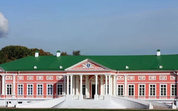 Kuskovo estate. Facade of the ducal palace — Stock Photo, Image
