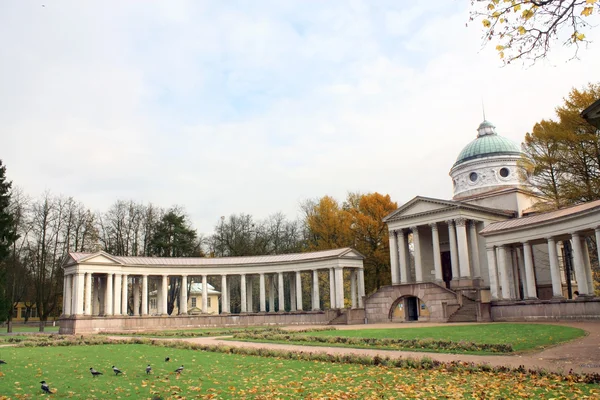 Old-time estate among the autumn trees — Stock Photo, Image