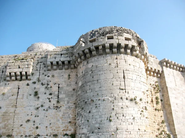 Duvar ve Ortaçağ Haçlılar kalesinin Kulesi — Stok fotoğraf