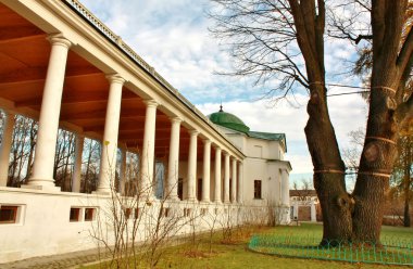 Beyaz colonnade kanat rotunda ile