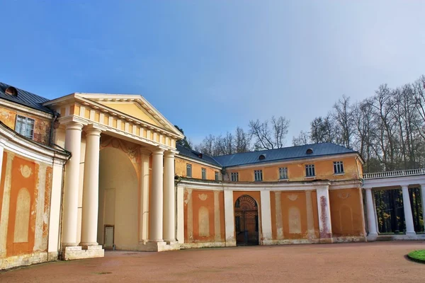 Classical fronton with columns and arch — Stockfoto