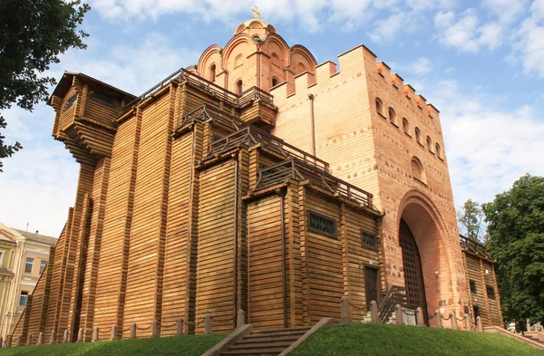 Gyllene porten i kiev med slaget tornet och kyrkan av bebådelsen — Stockfoto