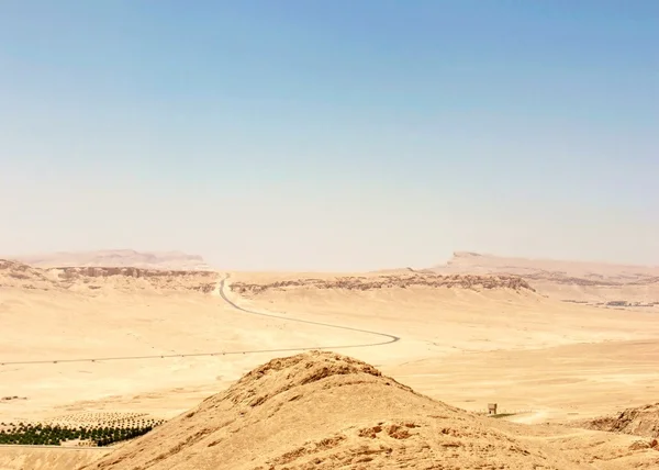 Silnice mezi kopci v poušti — Stock fotografie