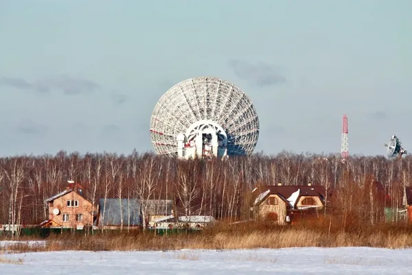 Antena parabolică comunicații prin satelit — Fotografie, imagine de stoc