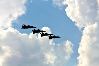 arka plan beyaz bulutlar üzerinde dört savaşçıları