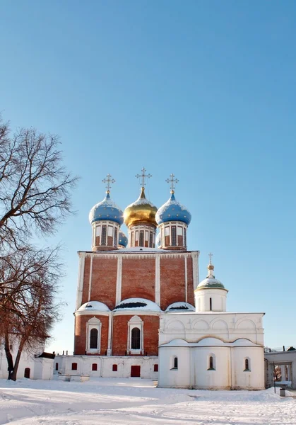 Cúpulas douradas do antigo Kremlin — Fotografia de Stock