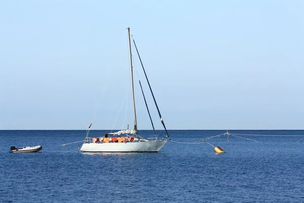 Barco pequeño en el mar —  Fotos de Stock