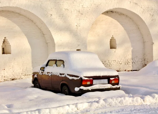 Auto abbandonata in inverno — Foto Stock