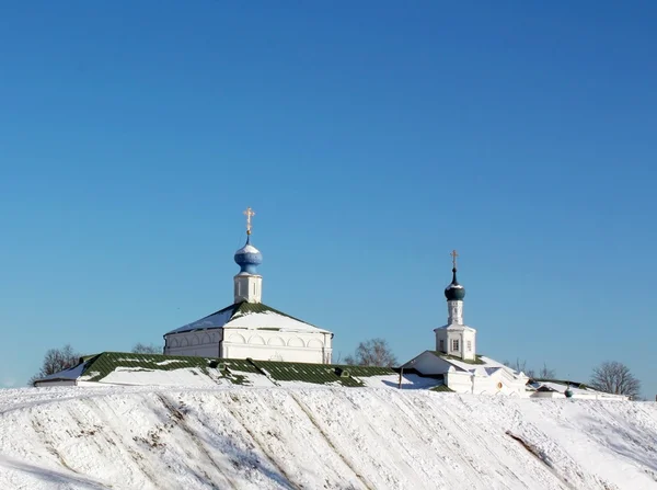Зимний пейзаж с церковью — стоковое фото