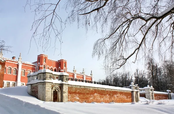 Paisaje con palacio antiguo — Foto de Stock