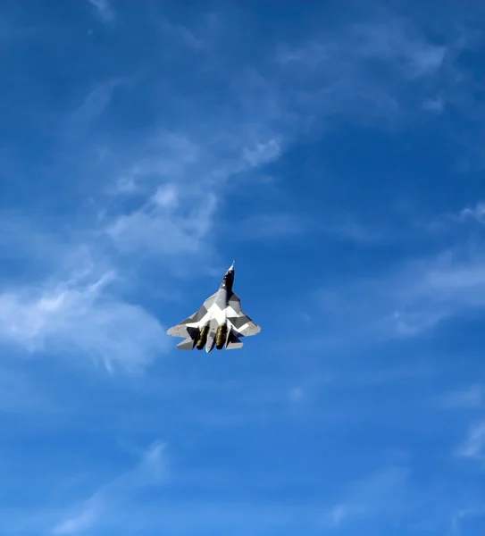 Stíhací letoun t-50 v nebi — Stock fotografie