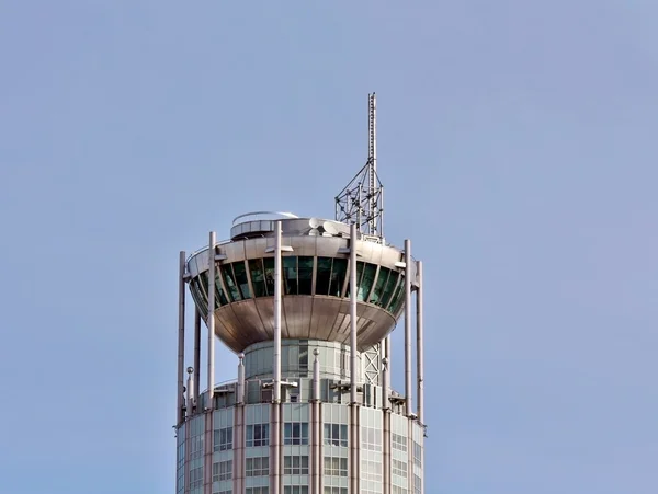 Wieża w górnej części budynku nowoczesny — Zdjęcie stockowe