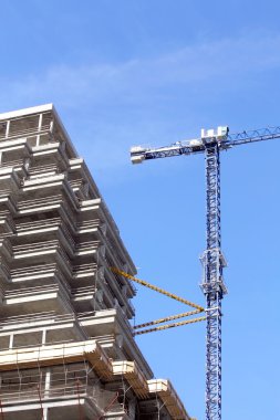 Vinçler inşaat sahasında