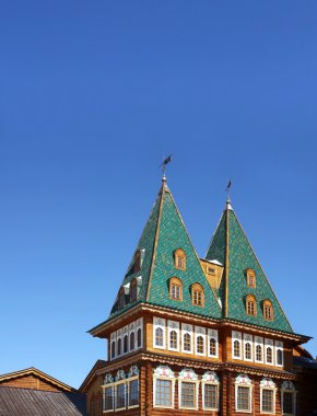 Yeşil dekore edilmiş kuleleri