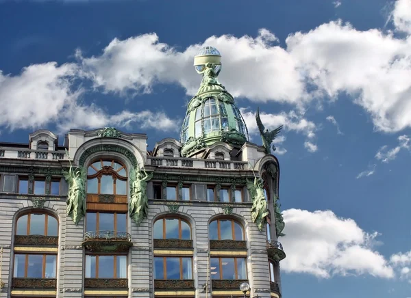 Fassade des Gebäudes im modernen Stil — Stockfoto