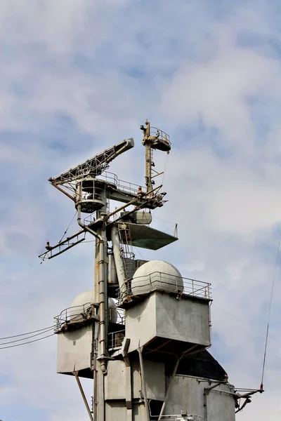 Complexe d'antennes à bord du navire de la marine — Photo