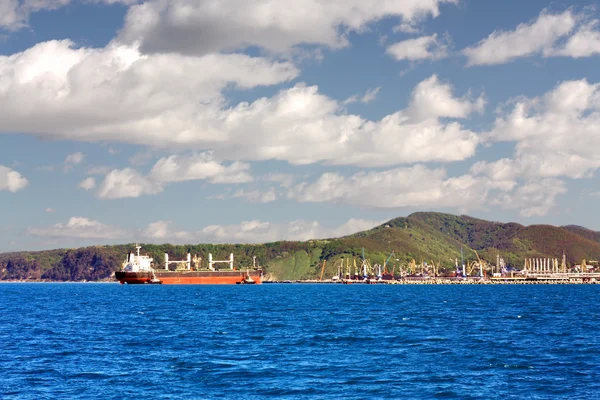 Buque de carga en una entrada al puerto marítimo — Foto de Stock