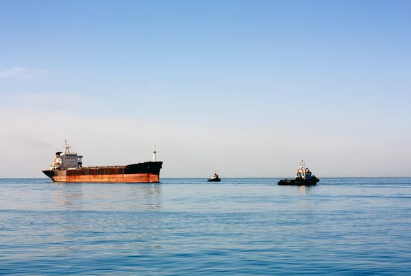 Sea bulk carrier with pilot boats — Stock Photo, Image