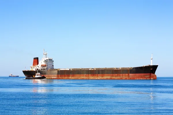 Havet bulkfartyg med Lotsbåt — Stockfoto