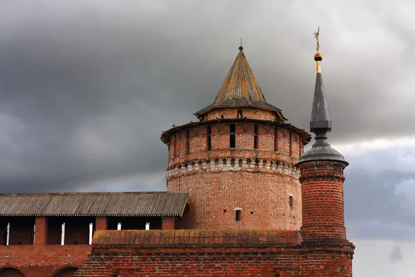 Wfll och vägg tornen i kolomna Kreml — Stockfoto