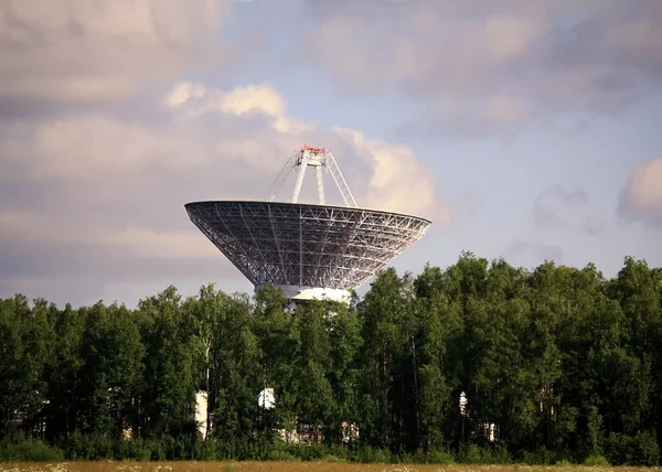 Parabolik anten uydu haberleşme — Stok fotoğraf