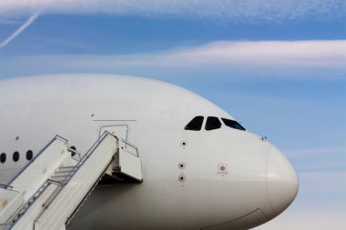 jet uçağın ön kısmını