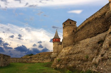 Antik burçlarından kale duvarı ve kale kule