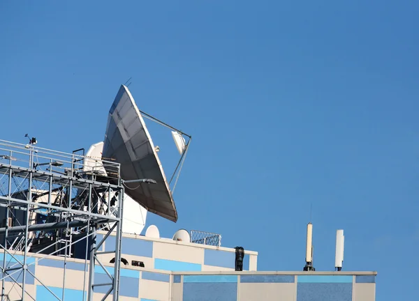 Antena parabólica comunicações por satélite — Fotografia de Stock