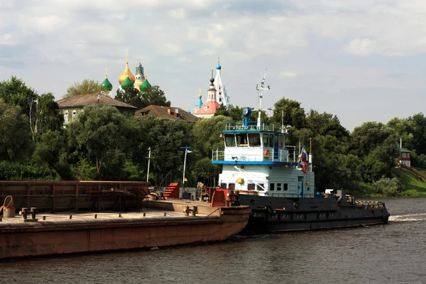 Баржі та буксир акваторії порту — стокове фото