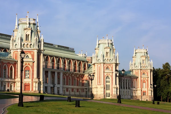 Torens van het grote paleis van tsaritsyno — Stockfoto