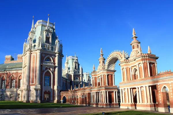 Grand Palace and arch of the gallery-fence in the Tsaritsyno est — Stock Photo, Image