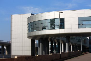 yüksek teknoloji tarzı bina