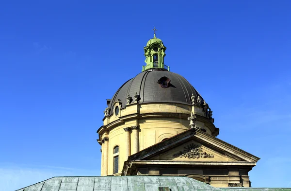 Купол старої католицької церкви — стокове фото