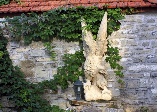 Скульптура орла — стоковое фото