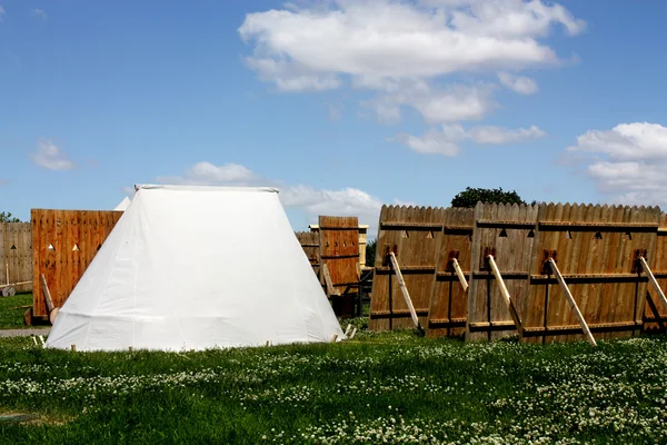 Белая палатка и деревянные доски — стоковое фото