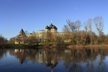 Kilise, sonbahar yatay