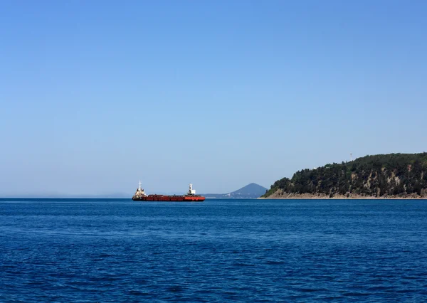 Barcaza en el mar — Foto de Stock