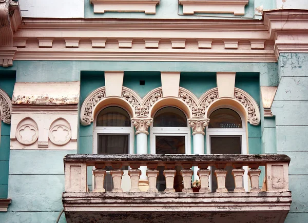 Muur van oude gebouw met balkon — Stockfoto