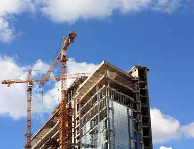 İnşaat alanında vinçler