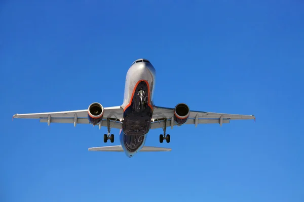 Passenger aircraft landing — Stock Photo, Image