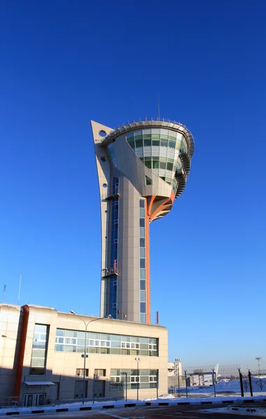 Torre de control de tráfico aéreo del aeropuerto — Foto de Stock