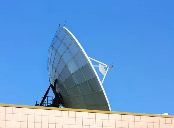 Antenna parabolica comunicazioni satellitari — Foto Stock