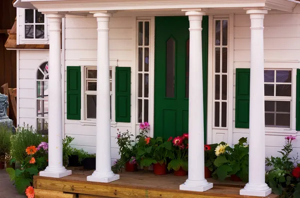 Fachada de un edificio con columnas —  Fotos de Stock