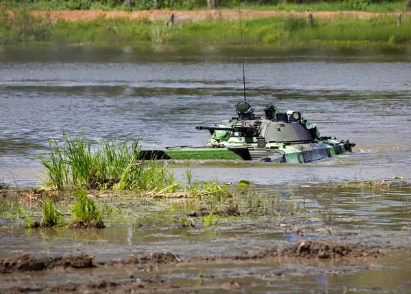 Véhicule de combat d'infanterie dans l'eau — Photo