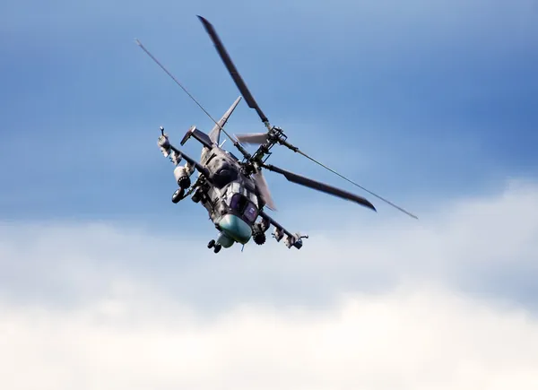 Боевой вертолет в полете — стоковое фото